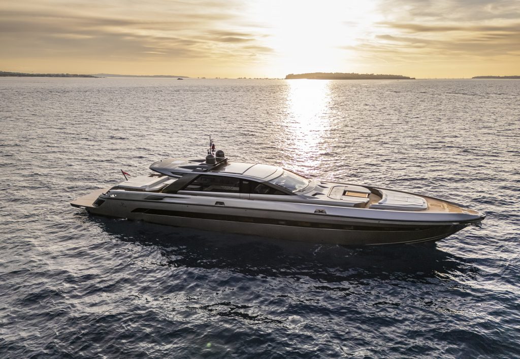 Otam 90 GTS M/Y “Sexy Me”, eleganza e comfort a oltre 45 nodi di velocità