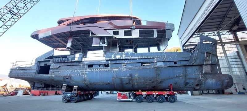 Accoppiato scafo e sovrastruttura del Seamore 34 di Antonini Navi